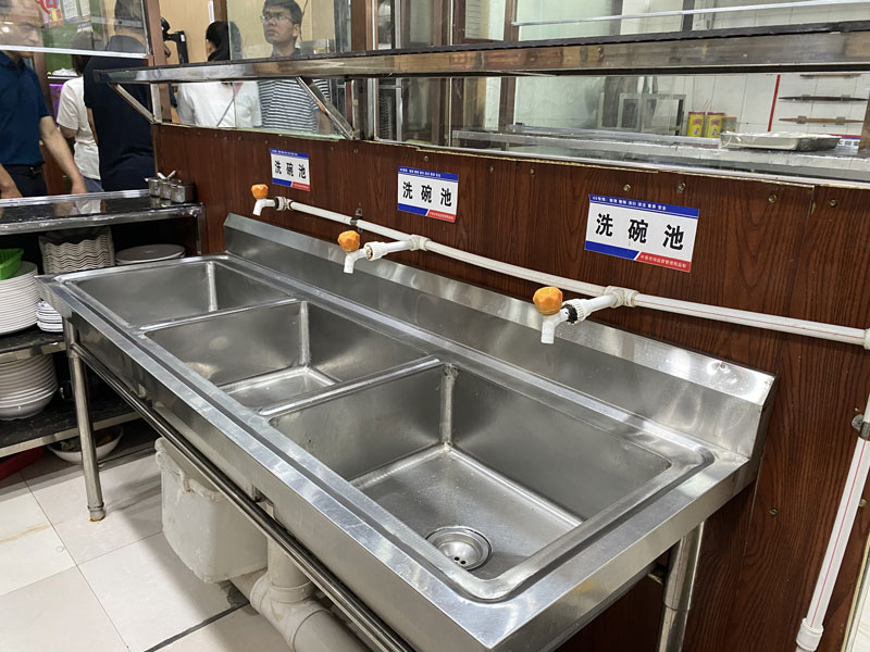 人工洗碗和洗碗機哪個更省錢？商用洗碗機和人工洗碗成本數據分析